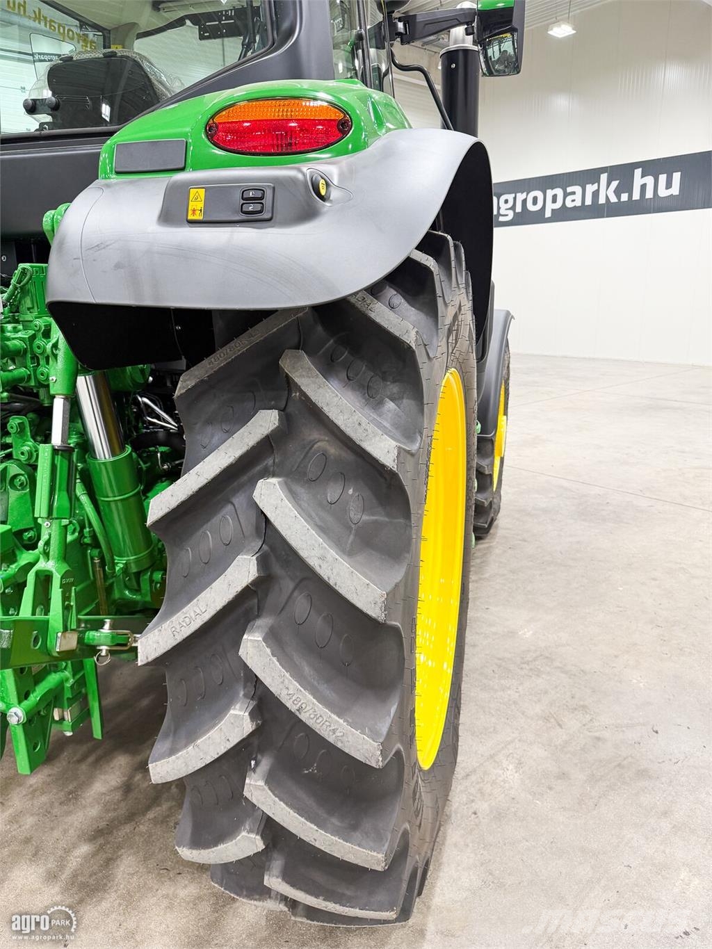 John Deere 6M 155 AutoQuad Plus 20/20 50 km/h váltó, rugózott الجرارات