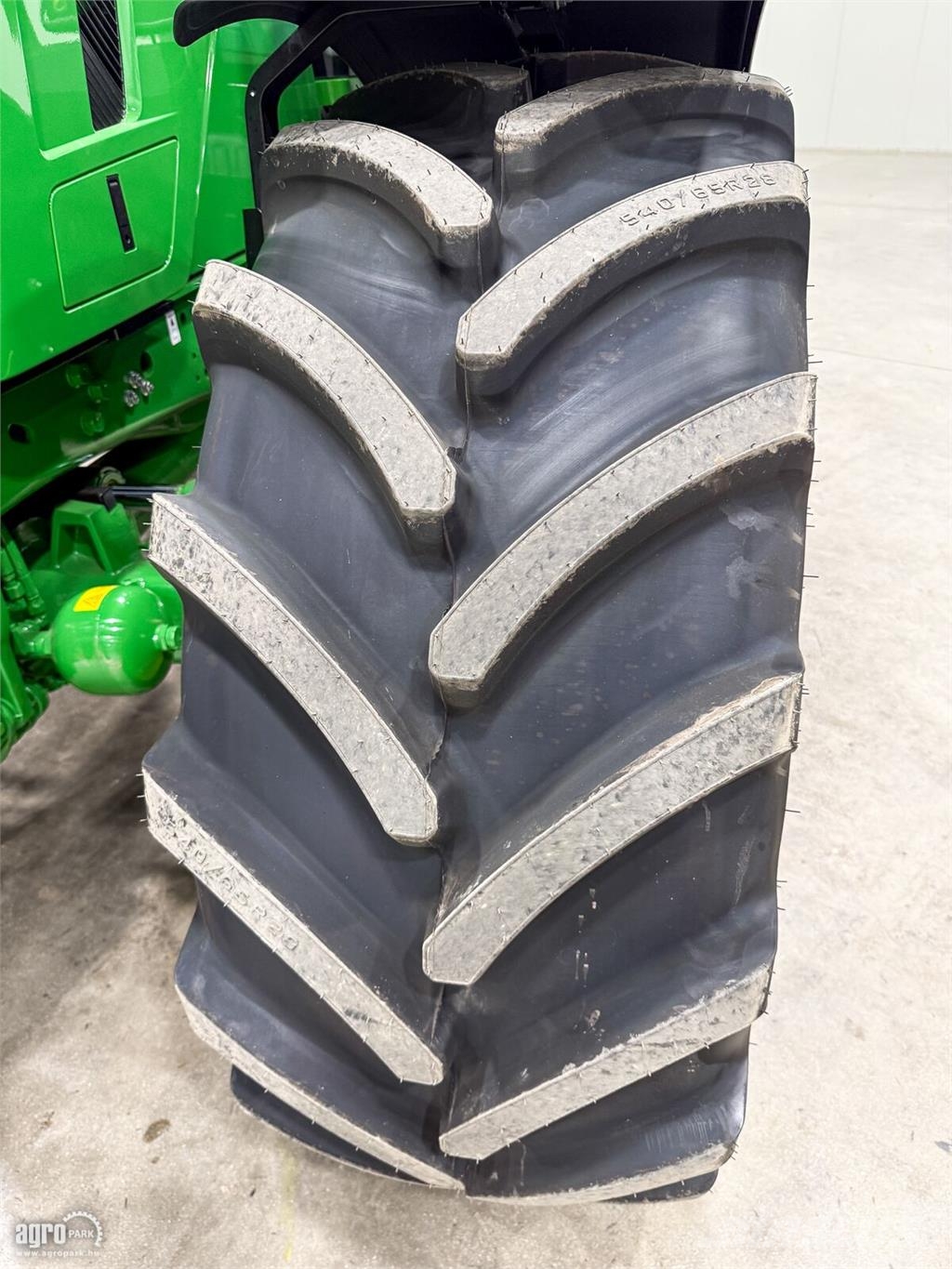 John Deere 6M 155 AutoQuad Plus 20/20 50 km/h váltó, rugózott Traktoren