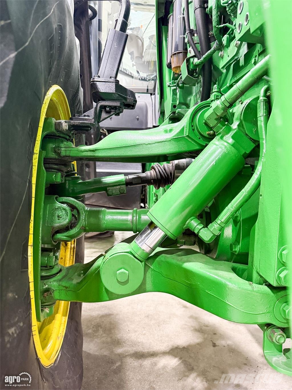 John Deere 8270R 16/5 Powershift 40 km/h, rugózott híd, rugóz الجرارات