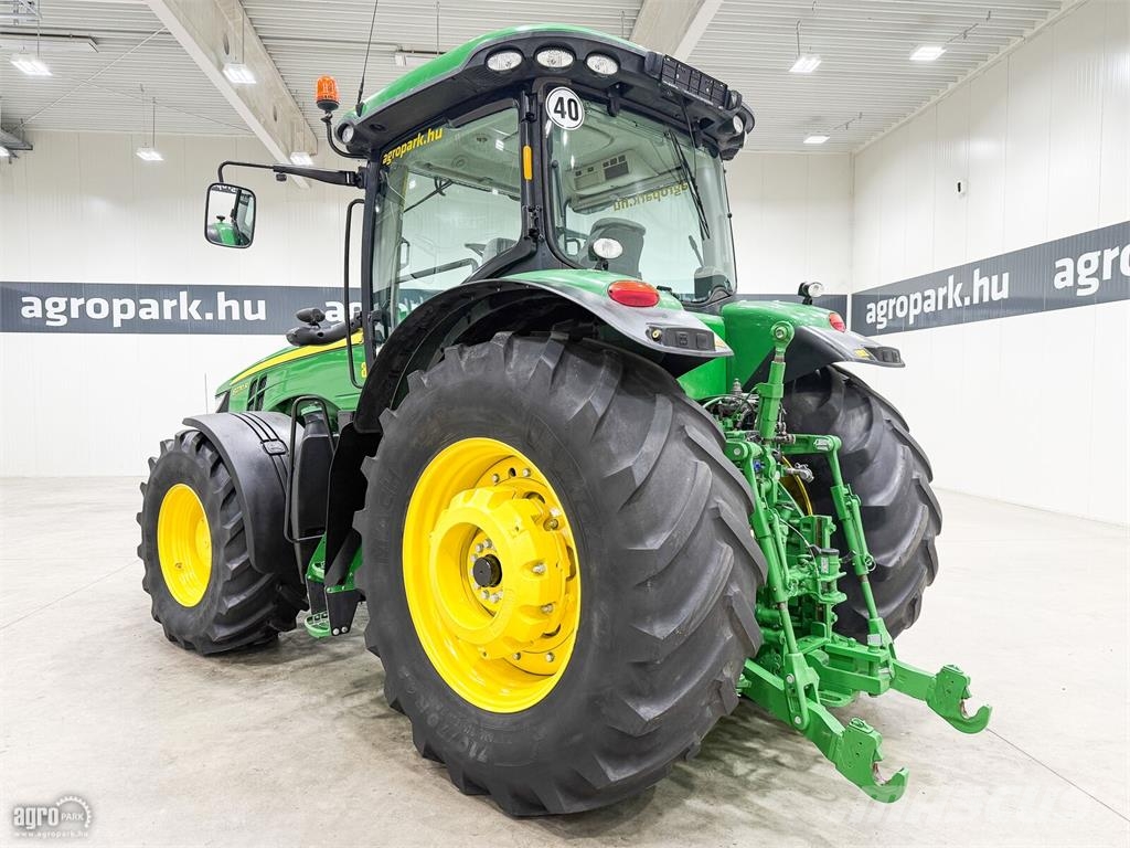 John Deere 8270R 16/5 Powershift 40 km/h, rugózott híd, rugóz الجرارات