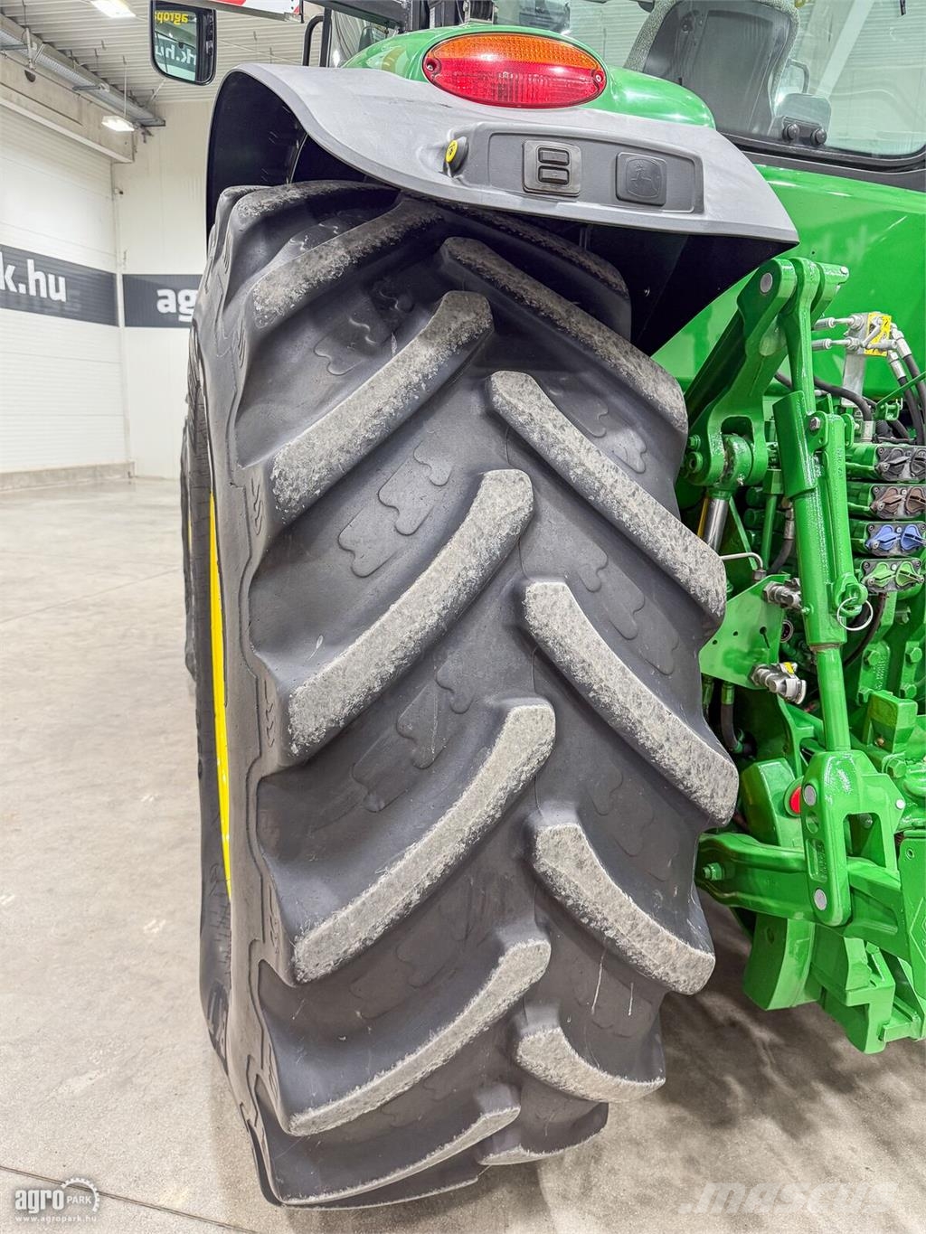 John Deere 8310R 16/5 Powershift 40 km/h váltó, ILS rugózott  الجرارات