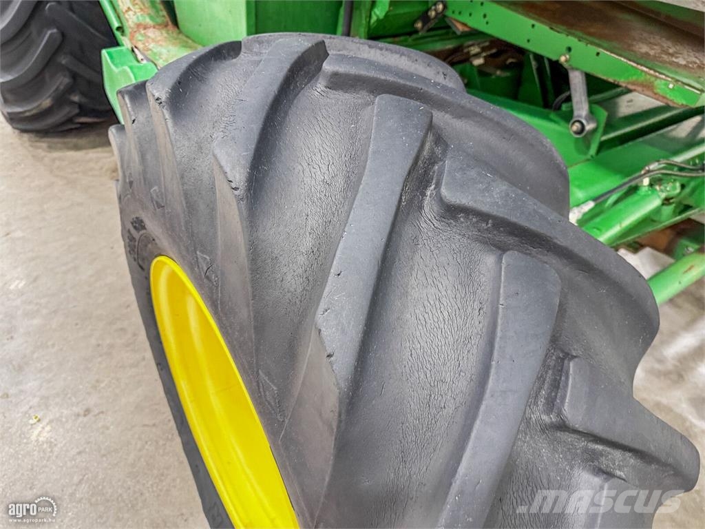 John Deere 9560 WTS 5 ládás kombájn, 5,5 méteres 618R asztal  Mietitrebbiatrici