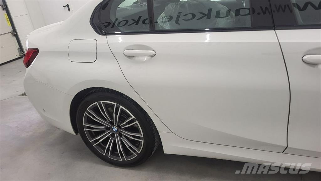 BMW 320 Автомобілі