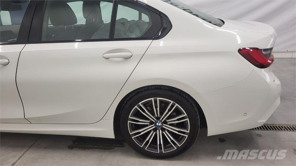 BMW 320 Автомобілі