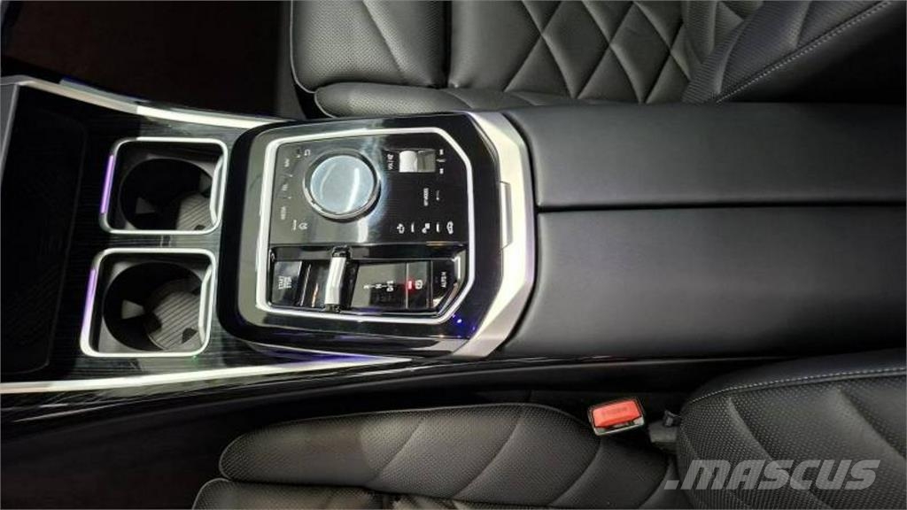 BMW 740 Автомобілі