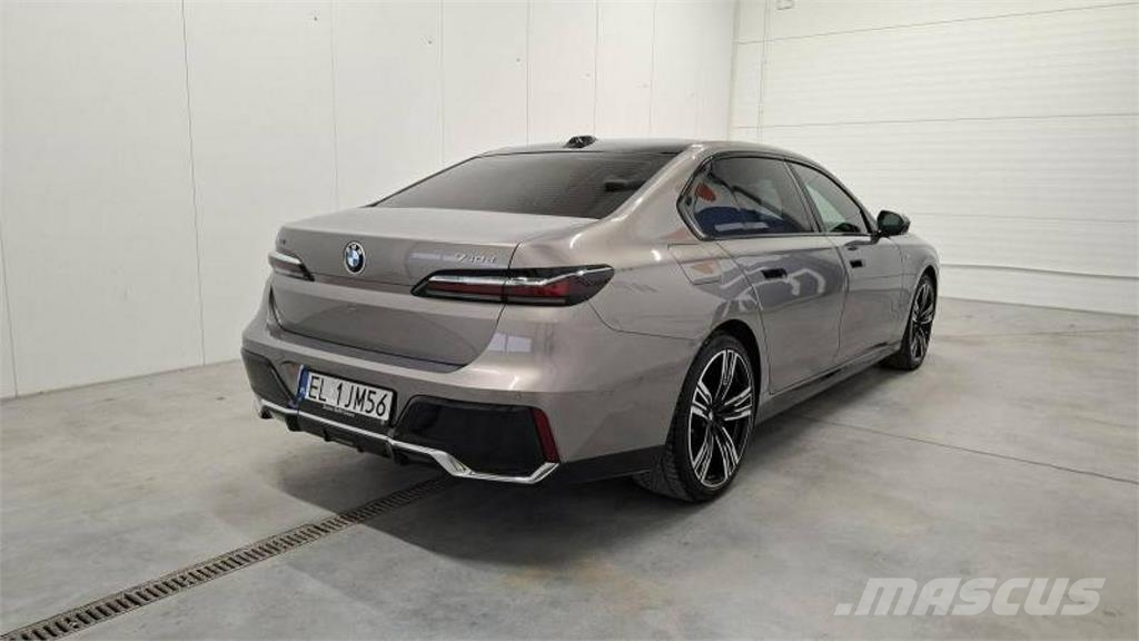 BMW 740 Автомобілі