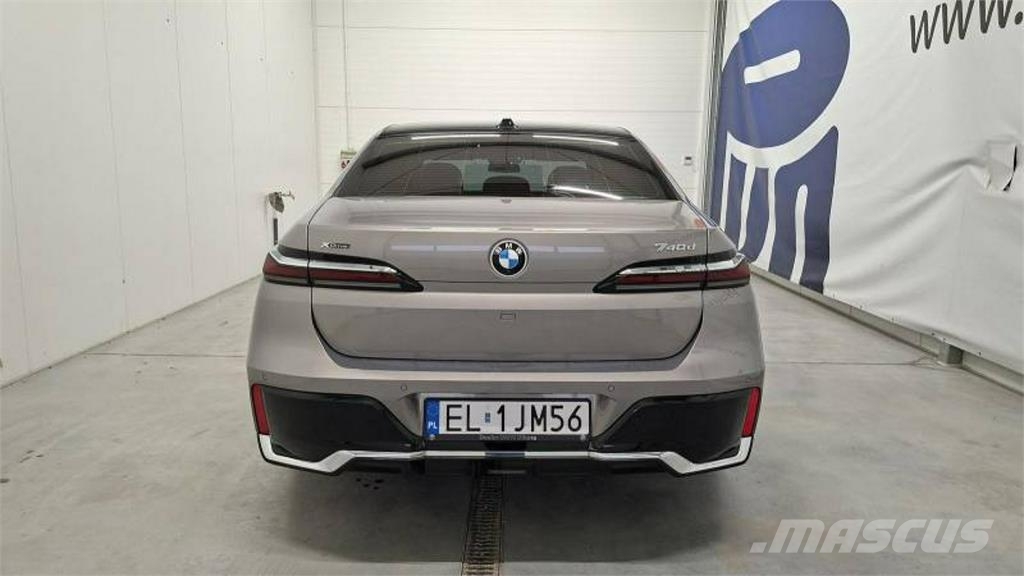 BMW 740 Автомобілі