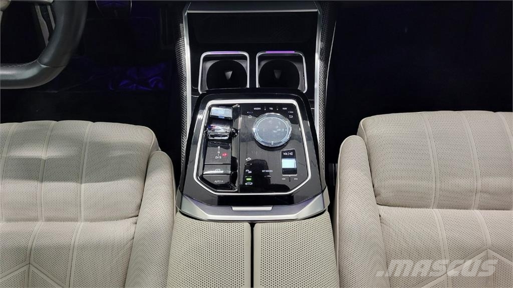 BMW 750 Автомобілі