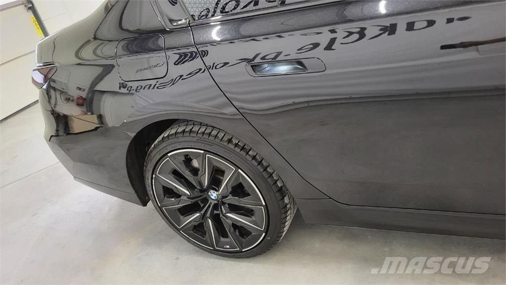 BMW 750 Автомобілі