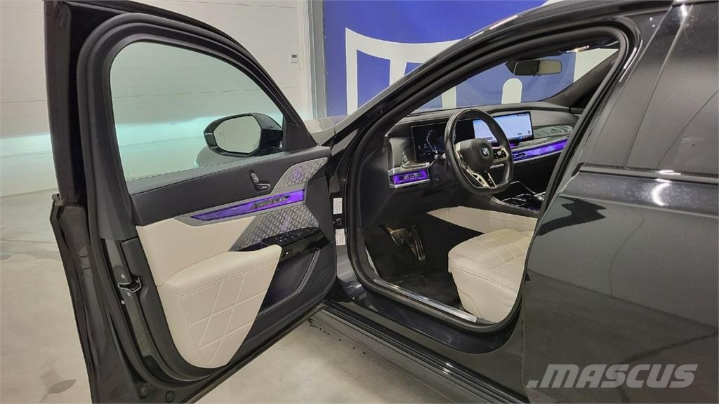BMW 750 Автомобілі