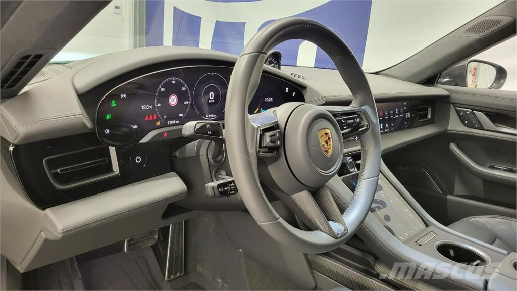 Porsche Taycan سيارات