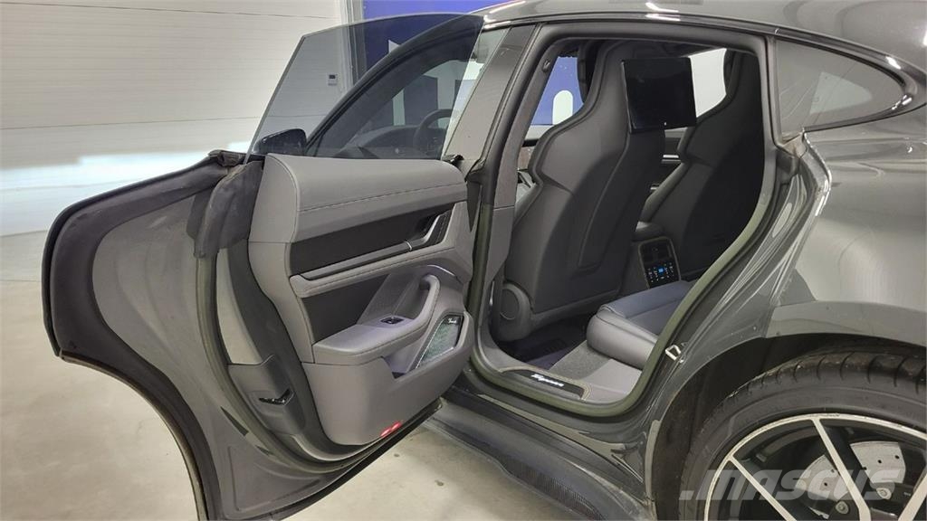 Porsche Taycan سيارات