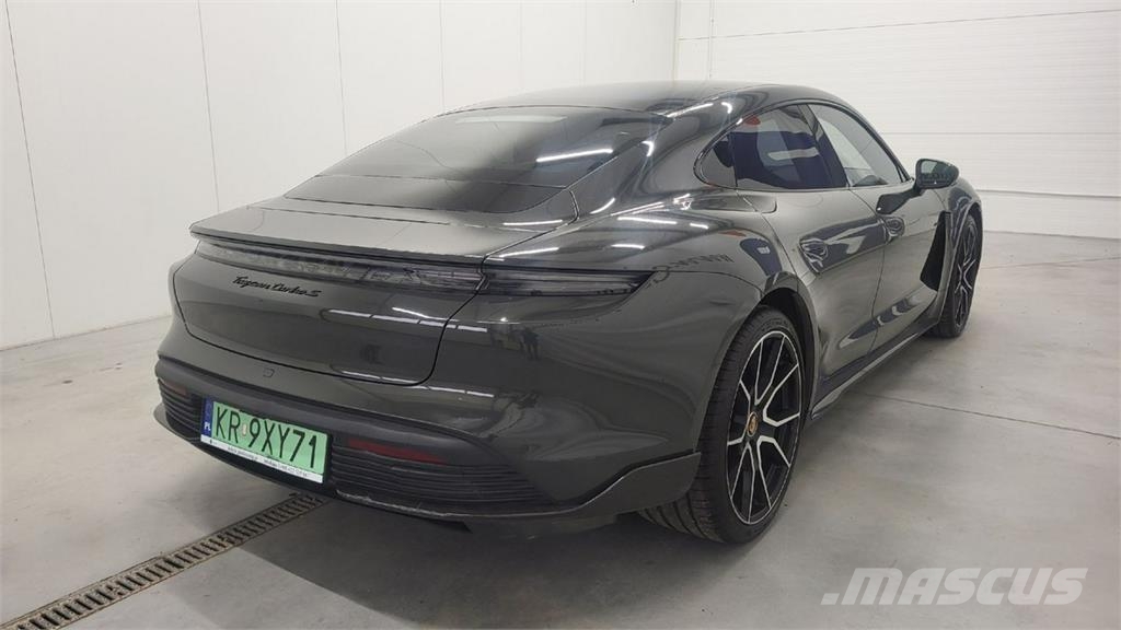 Porsche Taycan سيارات