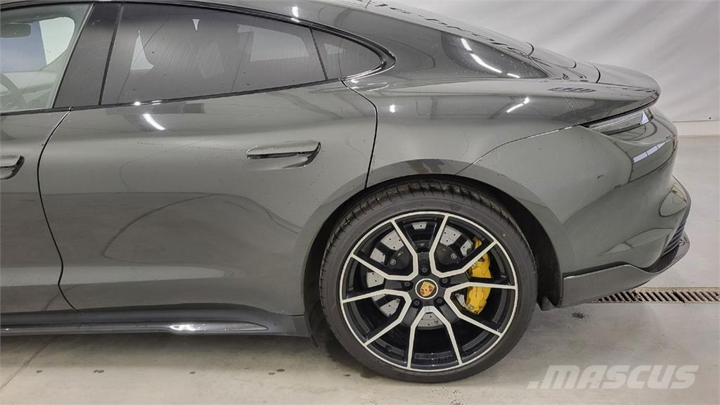Porsche Taycan سيارات