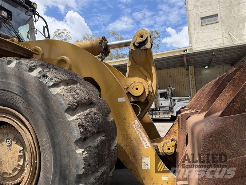 CAT 990K Kolesni nakladalci