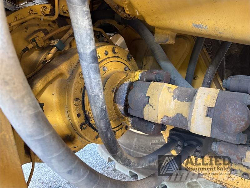 CAT 990K Kolesni nakladalci