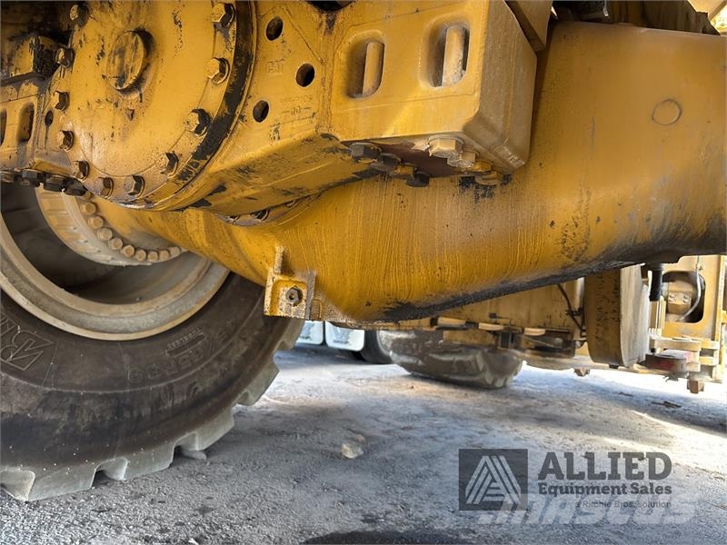 CAT 990K Kolesni nakladalci