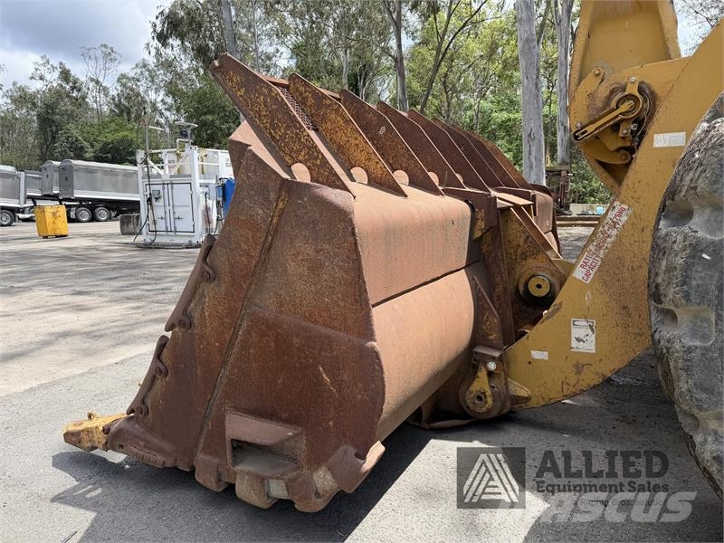 CAT 990K Kolesni nakladalci