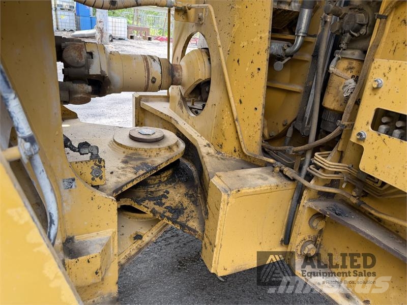 CAT 990K Kolesni nakladalci
