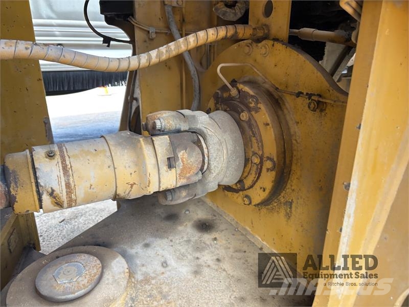 CAT 990K Kolesni nakladalci