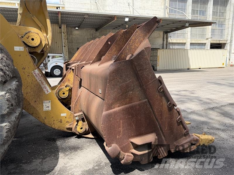 CAT 990K Kolesni nakladalci