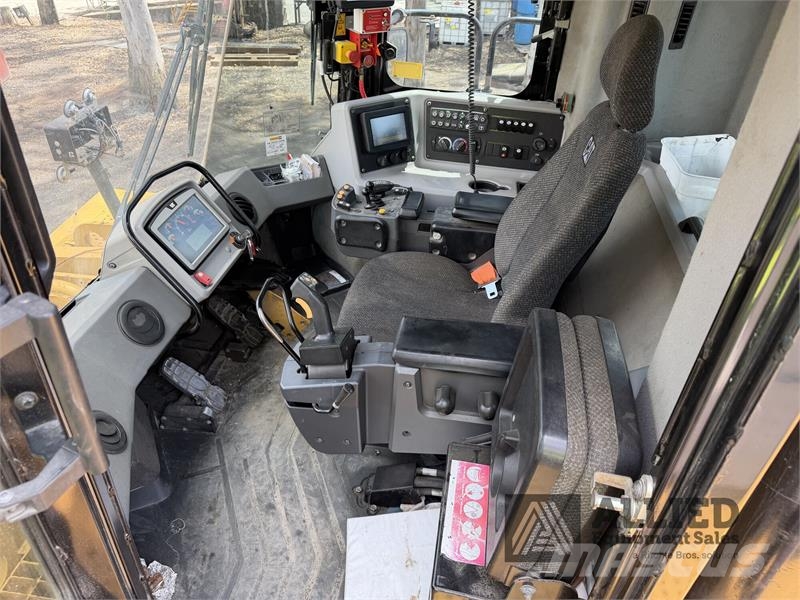 CAT 990K Kolesni nakladalci