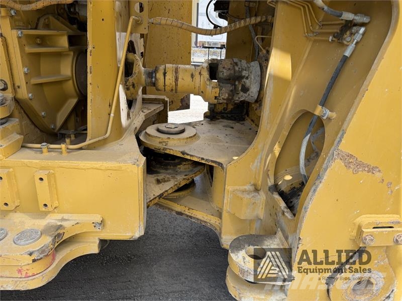 CAT 990K Kolesni nakladalci