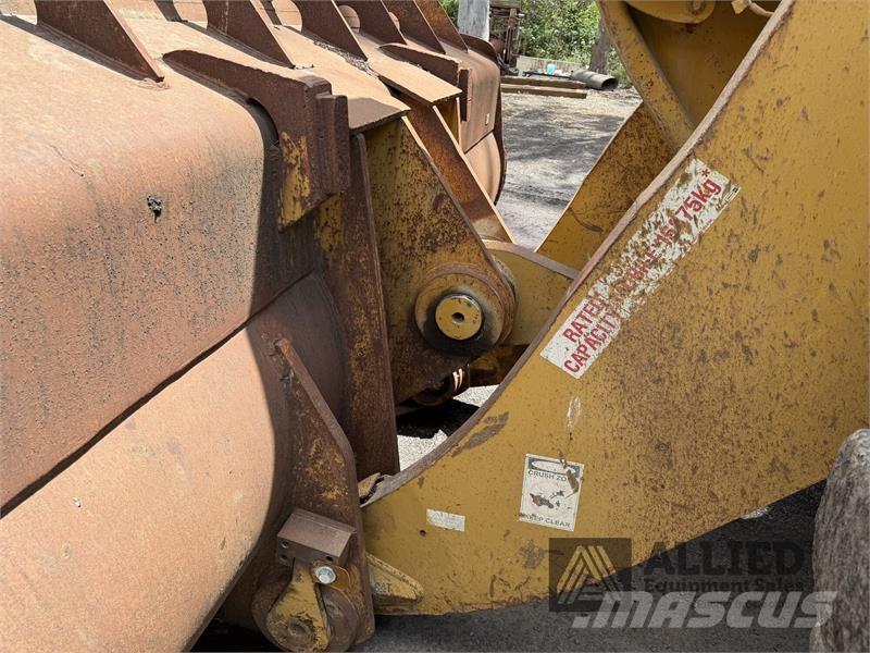 CAT 990K Kolesni nakladalci