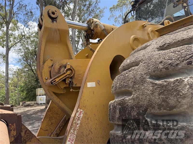 CAT 990K Kolesni nakladalci