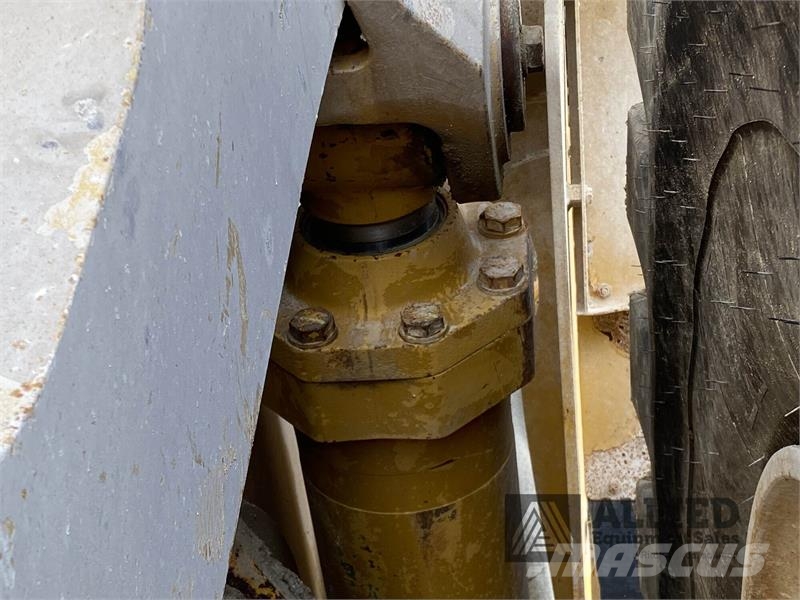 CAT 990K Фронтальні навантажувачі
