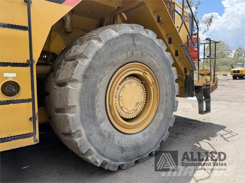 CAT 990K Kolesni nakladalci