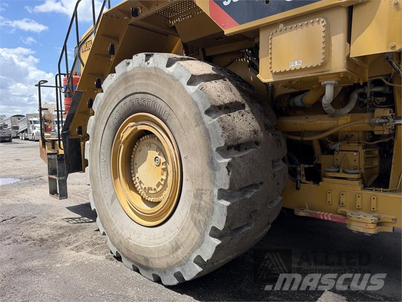 CAT 990K Kolesni nakladalci