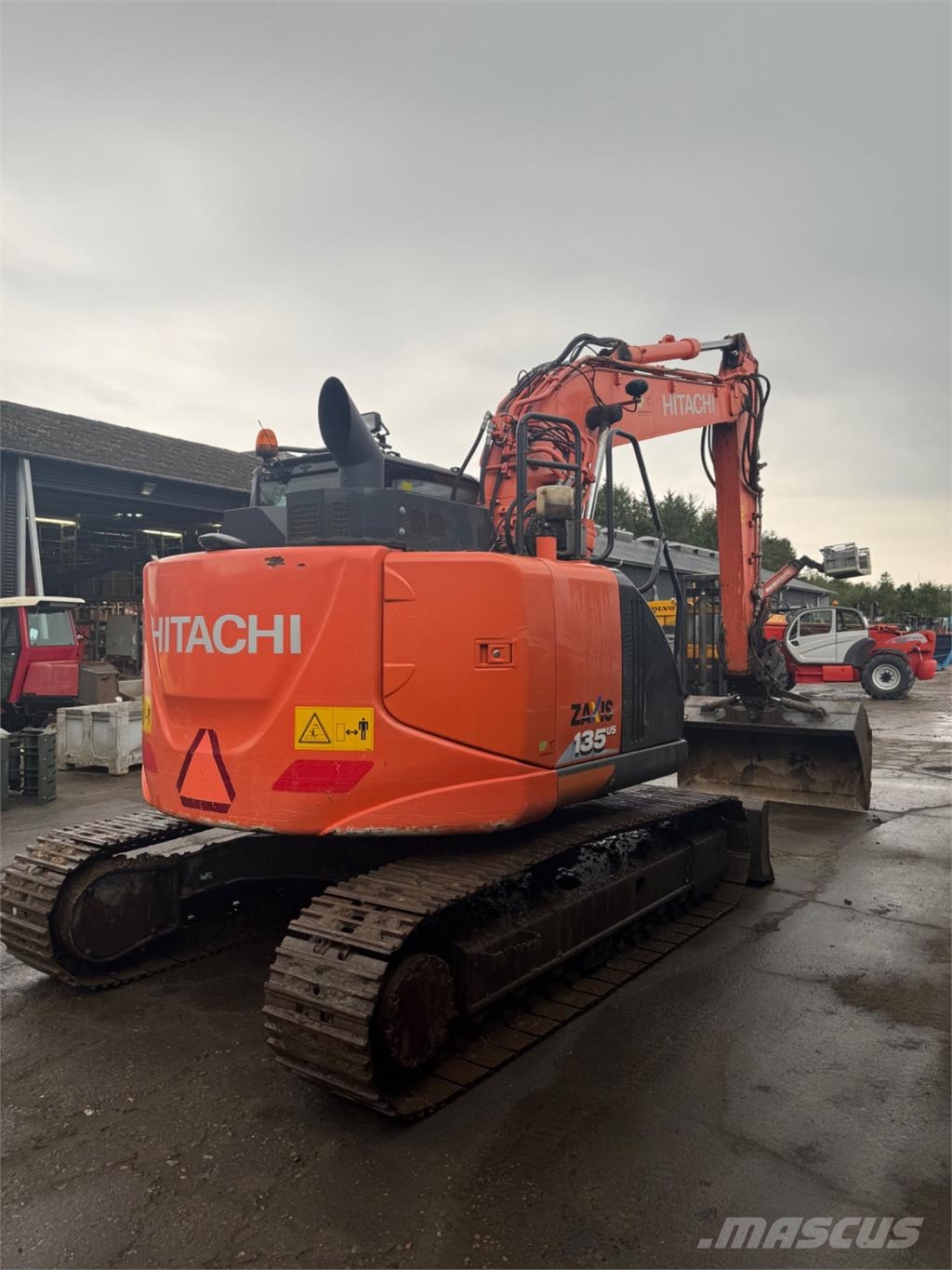 Hitachi ZX135 Kāpurķēžu ekskavatori