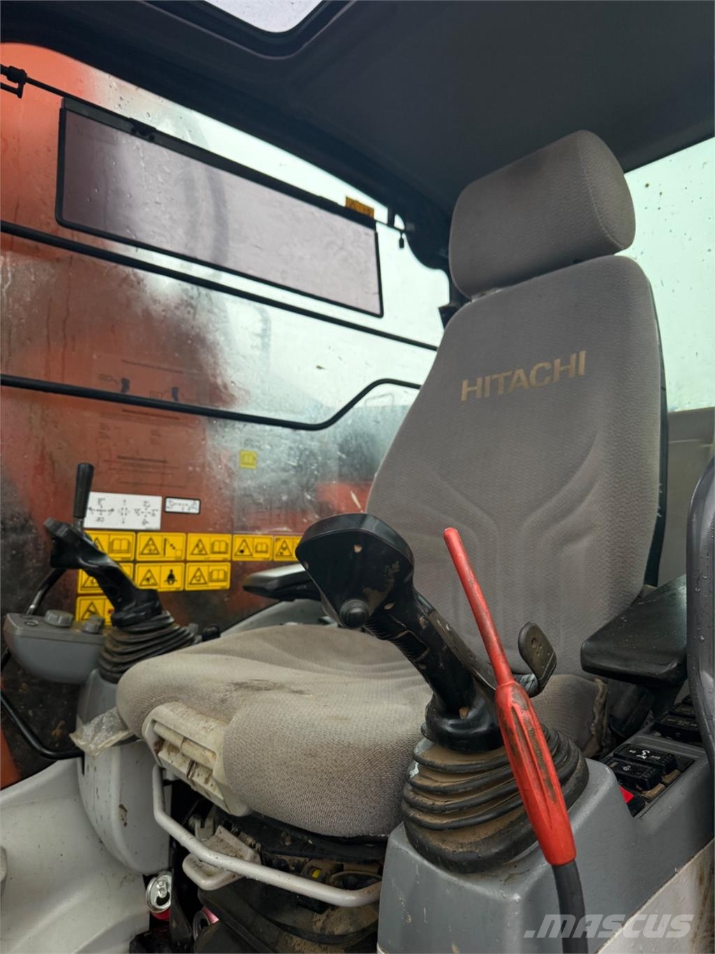 Hitachi ZX135 Kāpurķēžu ekskavatori