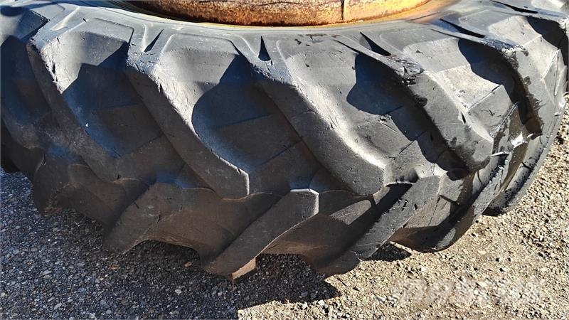 - - - 520/85 R38 XXX Inkl. 7 låse Gume, točkovi i felne