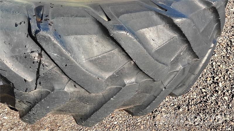 - - - 520/85 R38 XXX Inkl. 7 låse Gume, točkovi i felne