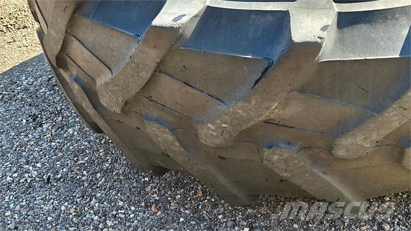 - - - 520/85 R38 XXX Inkl. 7 låse Gume, točkovi i felne