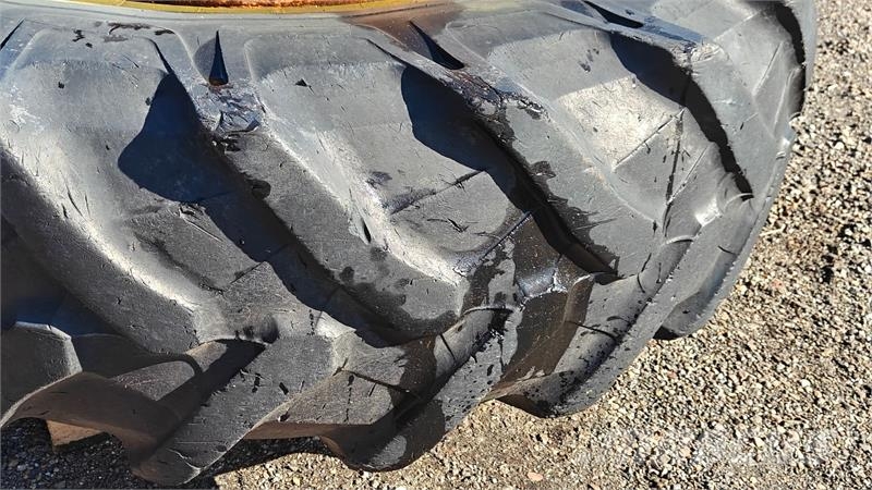 - - - 520/85 R38 XXX Inkl. 7 låse Gume, točkovi i felne