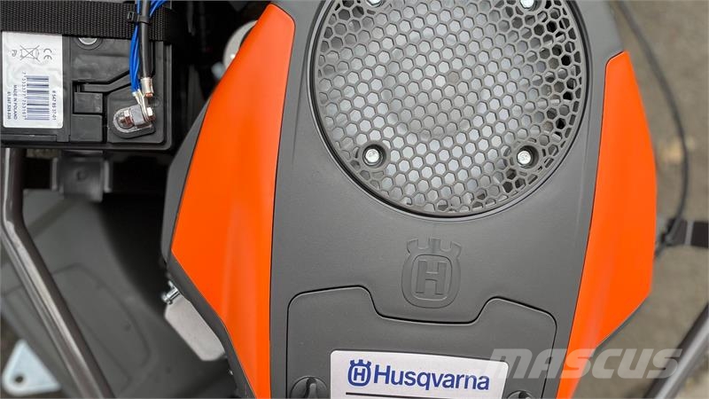 Husqvarna R216Ts Awd inkl. 103cm klipper - NY MODEL Reitermäher