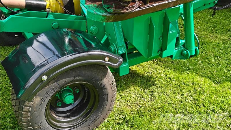 Major Bugseret rotorklipper til boldbaner Навісні та причіпні косарки