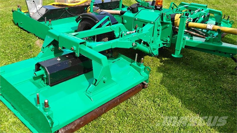 Major Bugseret rotorklipper til boldbaner Навісні та причіпні косарки