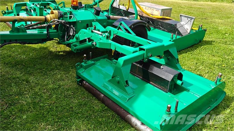 Major Bugseret rotorklipper til boldbaner Навісні та причіпні косарки