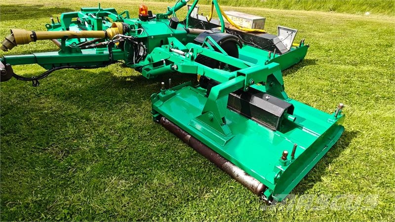 Major Bugseret rotorklipper til boldbaner Навісні та причіпні косарки