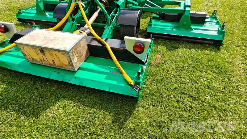 Major Bugseret rotorklipper til boldbaner Навісні та причіпні косарки