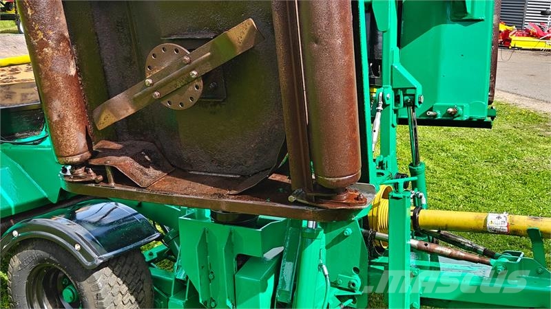 Major Bugseret rotorklipper til boldbaner Навісні та причіпні косарки