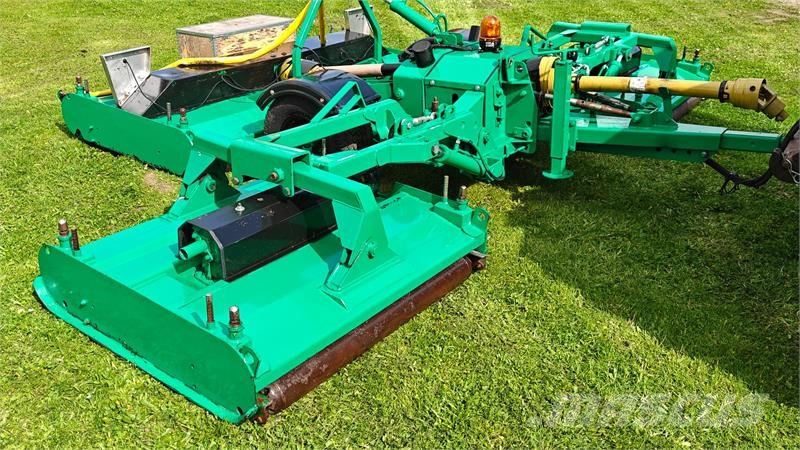 Major Bugseret rotorklipper til boldbaner Навісні та причіпні косарки