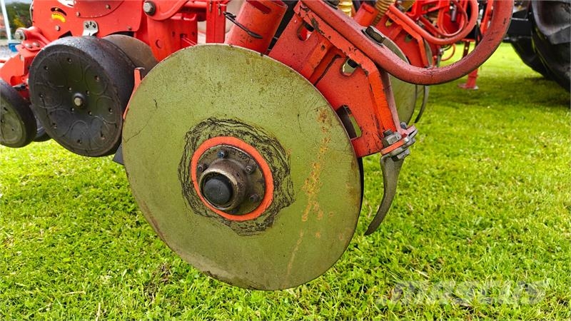 Maschio Gaspardo MANTA ISOTRONIC 12-75 XL Med fronttank Sejačice