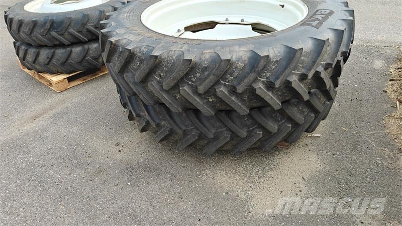  sprøjtehjul 380/90R46 - 270/95R36 XXX New Holland  Däck, hjul och fälgar