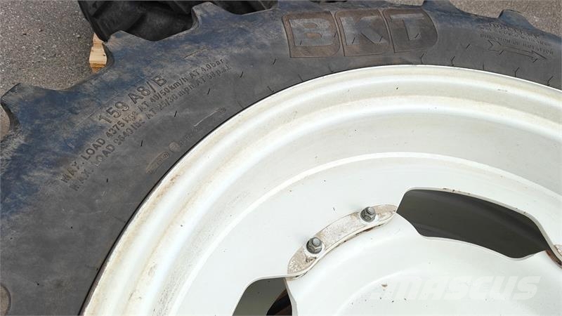  sprøjtehjul 380/90R46 - 270/95R36 XXX New Holland  Däck, hjul och fälgar