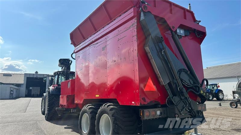 Valtra T234s Med Jenz 360 Flishugger og Alsidig 23m3 Flis Haketuskoneet